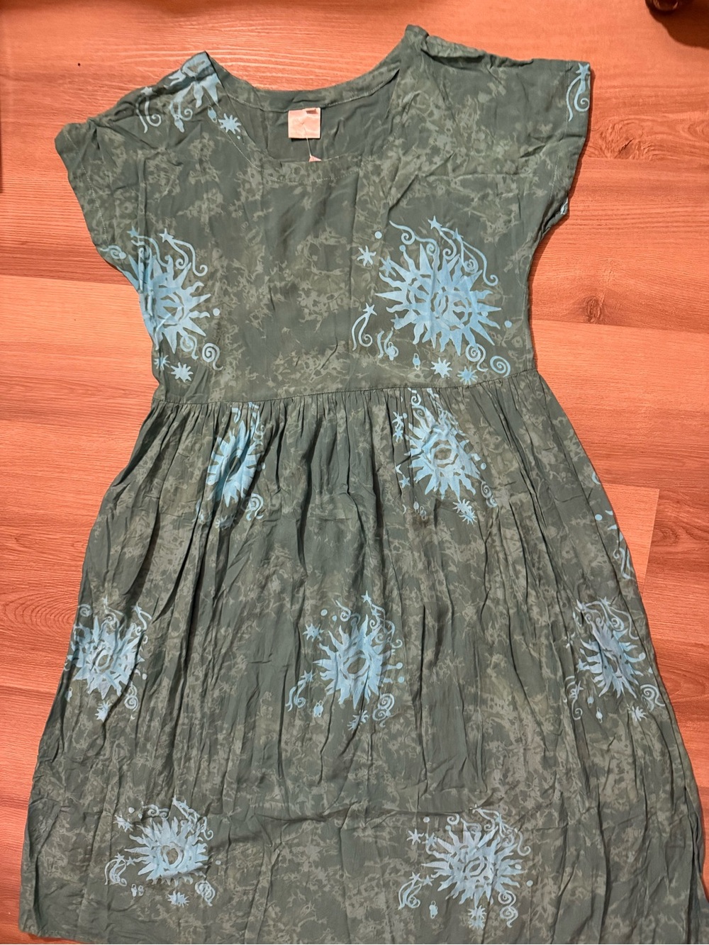 Green Short-Sleeve Boho Dress with Light Blue Sunburst Print